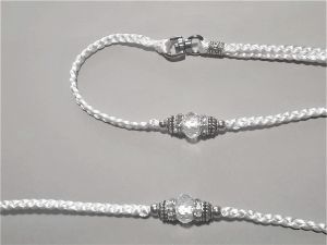 Výstavní vodítko - bílé, čiré kamínky KW shop