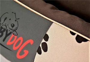 Pelíšek PRESTIGE béžovo-hnědý vzor tlapky Cordura – detail švy